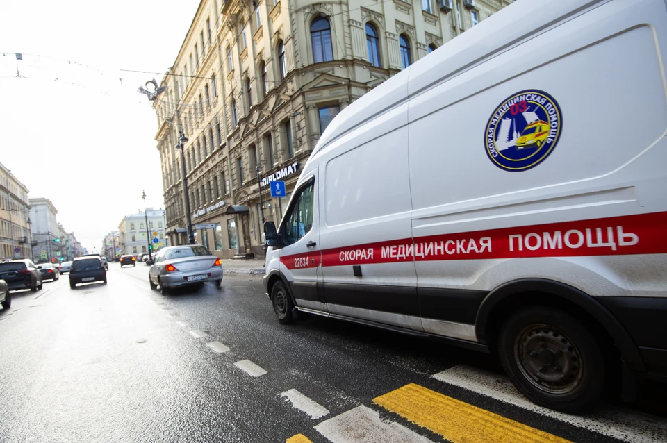 В Петербурге молодая женщина выпала с 5-го этажа