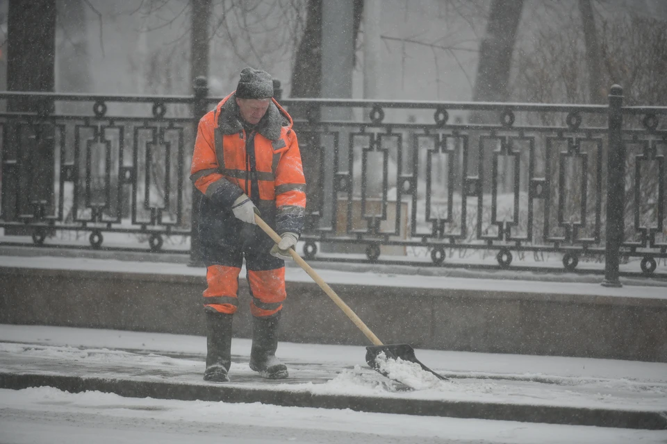 В данный момент улицы города от снега очищают порядка 2,9 тысячи человек.