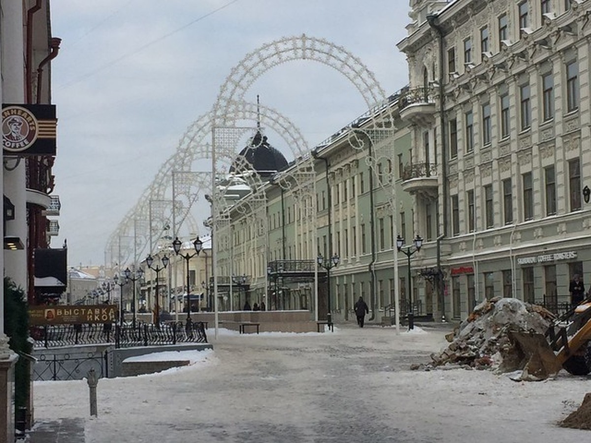 На улице Баумана в Казани начали устанавливать новогодние световые арки -  KP.RU