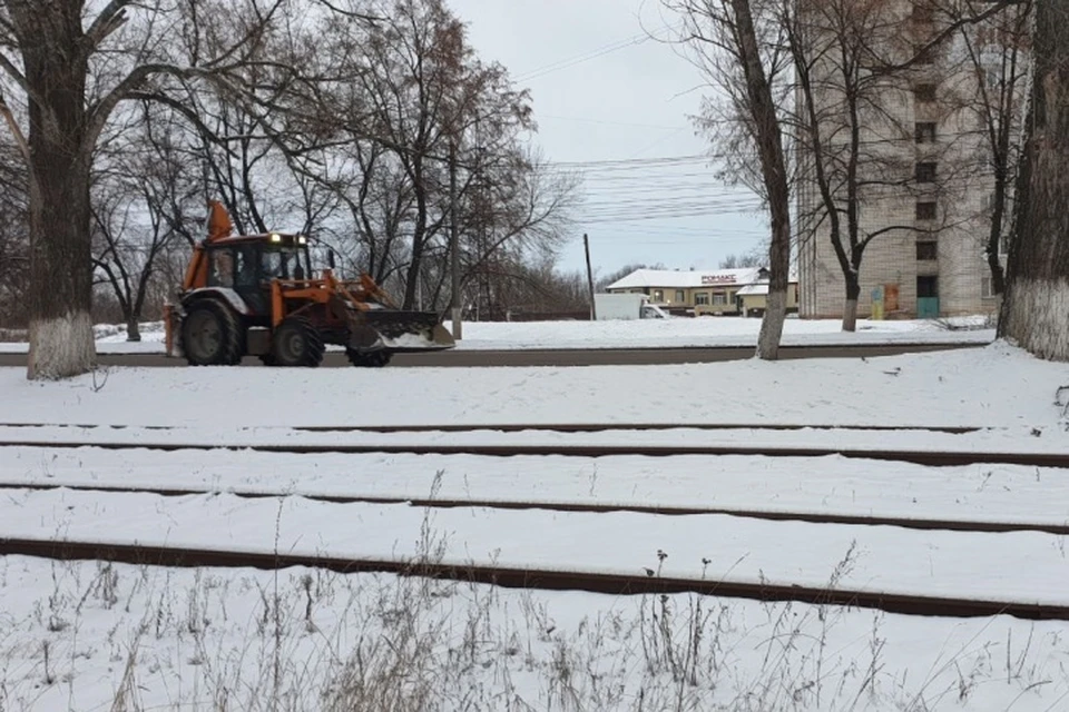 В первую очередь от наледи обрабатывают пешеходные переходы, остановки, подходы к школам, больницам и детским садам