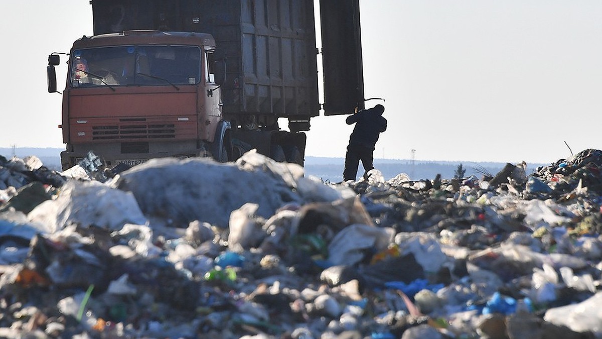 Россиянам разрешили не платить за вывоз мусора во время отъезда из квартиры  - KP.RU