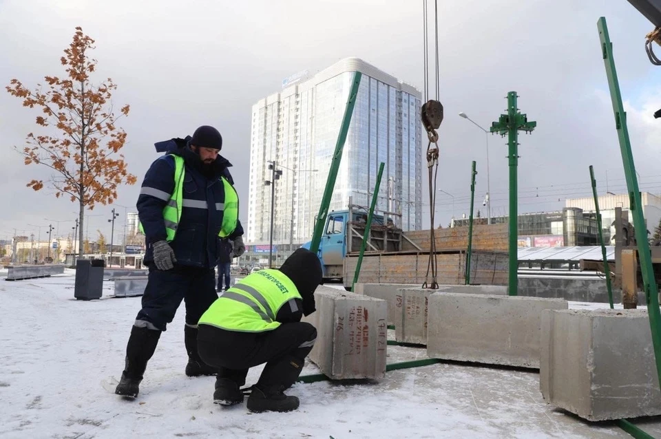 Также развешиваются гирлянды на ветвях деревьев вдоль улично-дорожной сети.