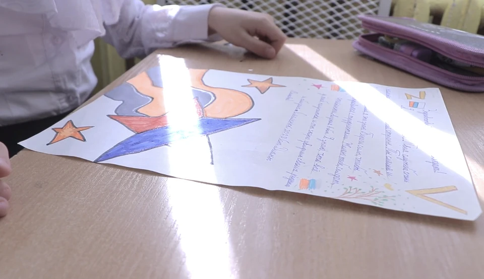 Смоленские школьники написали десятки писем участникам спецоперации. Фото: пресс-служба администрации города.