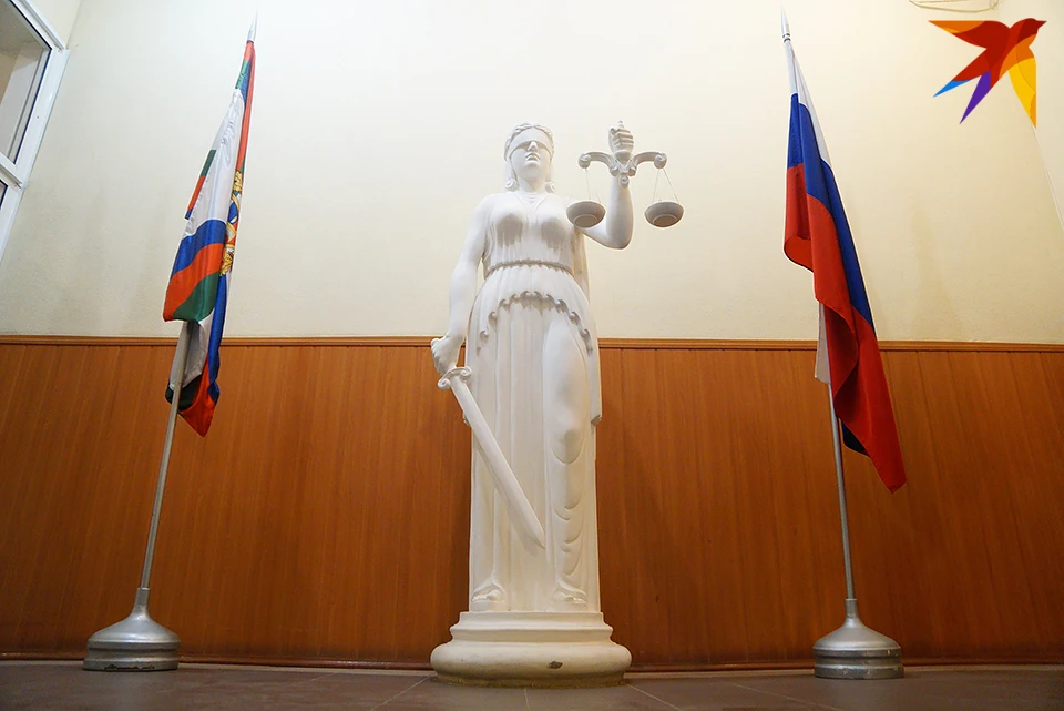 Женщину обвиняют по статье 319 УК РФ.