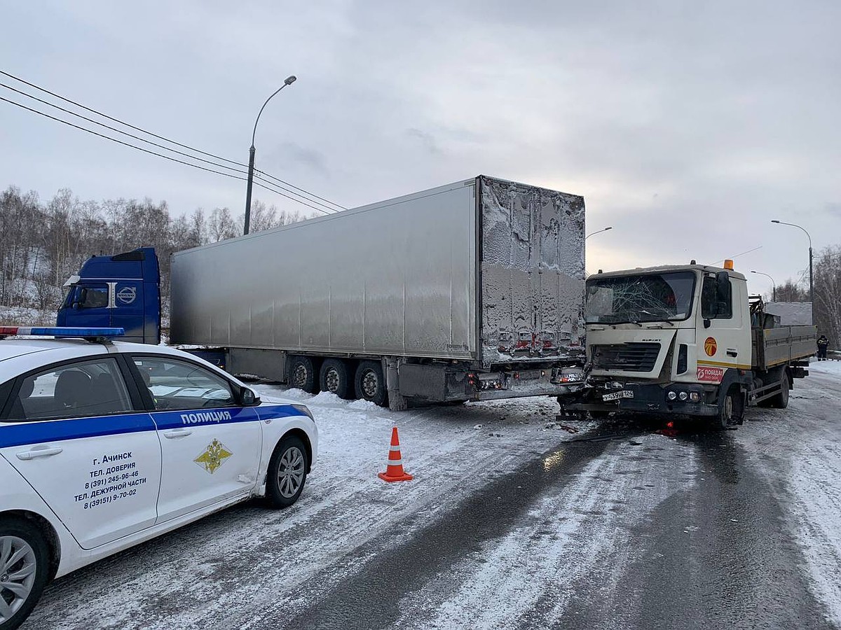 Три большегруза столкнулись на трассе в Красноярском крае - KP.RU