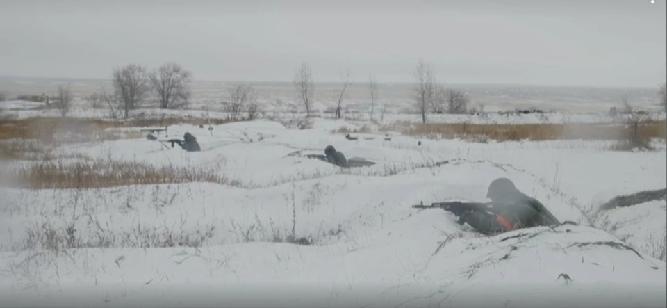 Военнослужащие ведут огонь по учебным мишеням