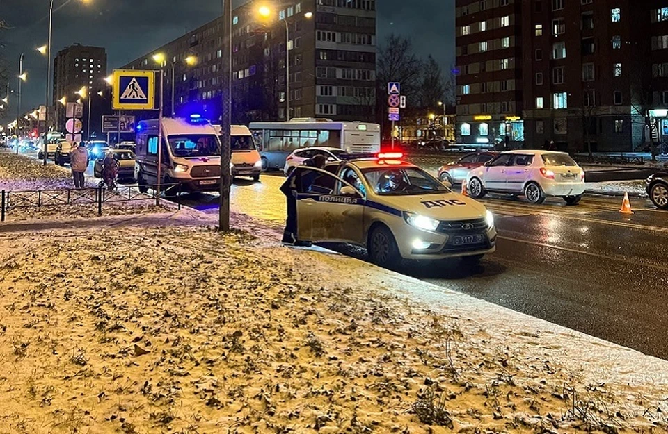 На место ДТП приехали сотрудники ДПС. Фото: vk.com/spb_today