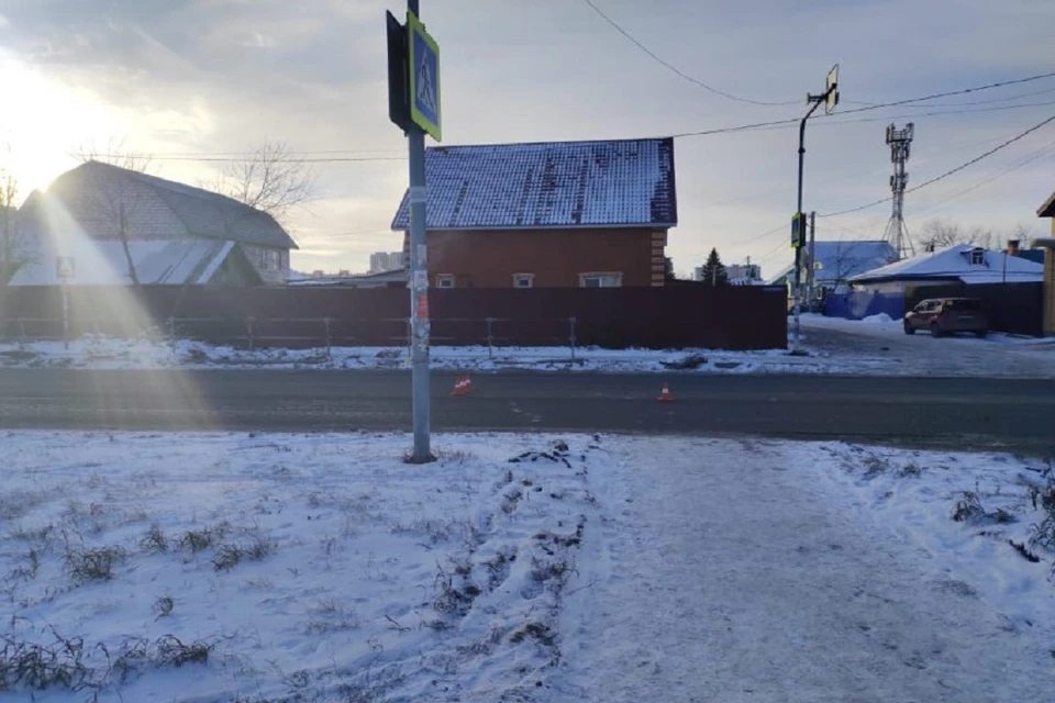 В Новосибирске водитель сбил подростков на пешеходном переходе и скрылся. Фото: ГИБДД по Новосибирску.