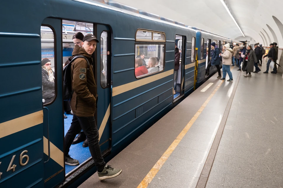 Хулиганы разрисовали поезд в петербургском метро