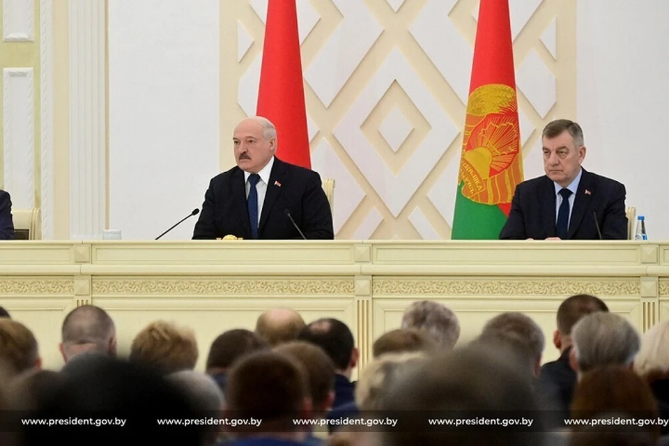 Лукашенко призвал чиновников зарабатывать деньги и пообещал их защищать. Фото: president.gov.by