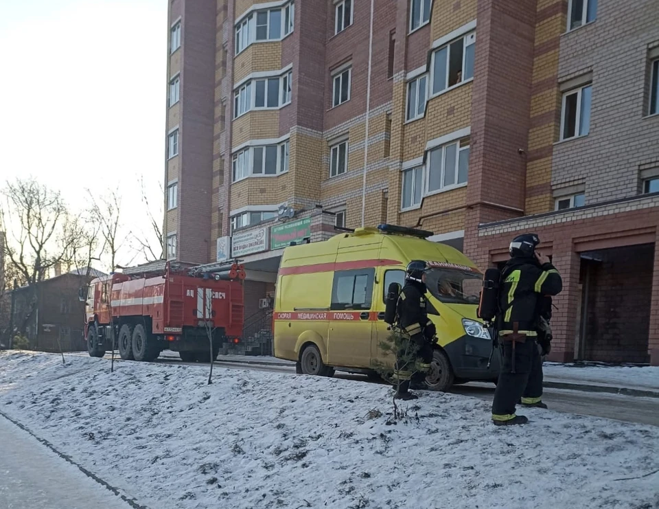 Фото очевидцев около жилого дома на Рабочем проспекте