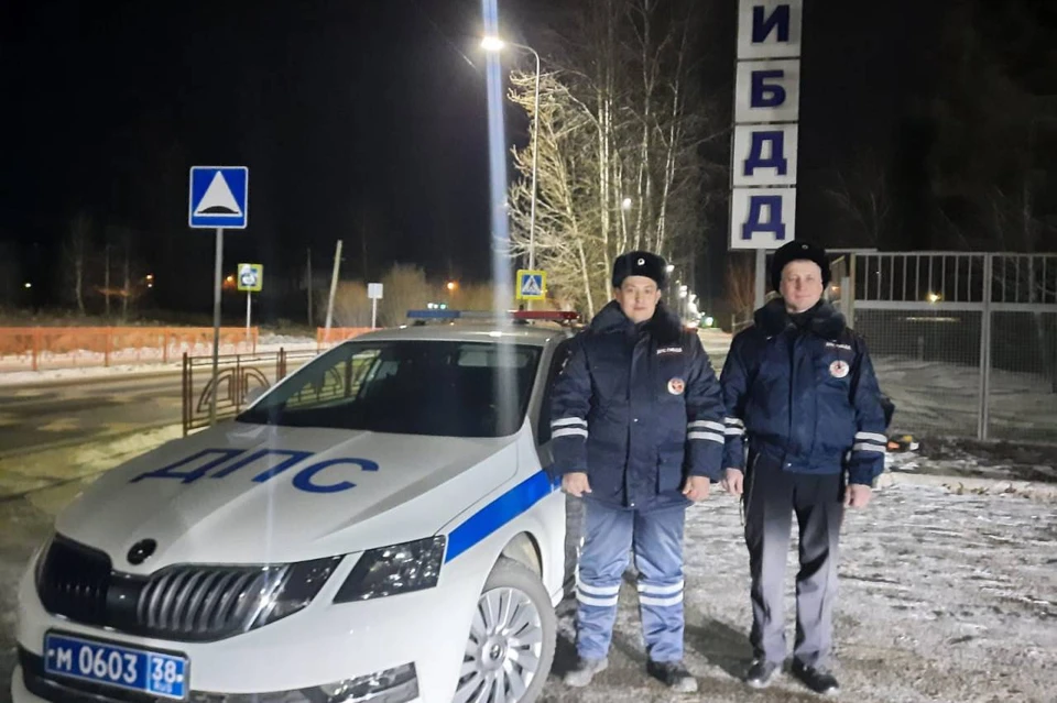 Полицейские спасли замерзающих пассажиров заглохшей под Ангарском иномарки