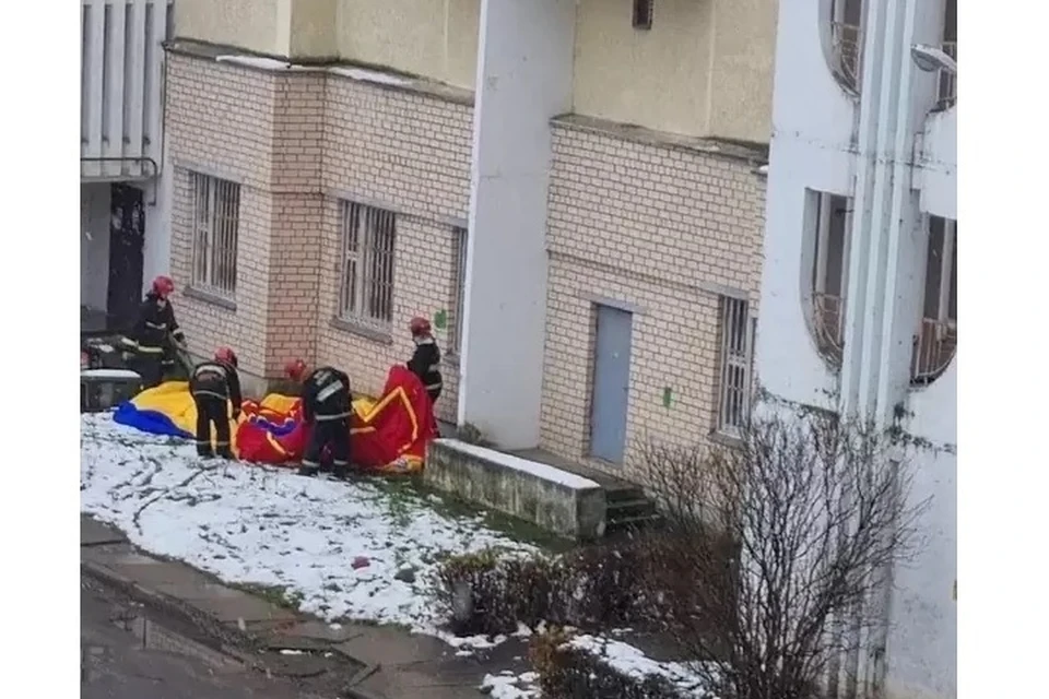 В Солигорске погиб мужчина после падения с высоты. Фото: стоп-кадр | видео соцсети