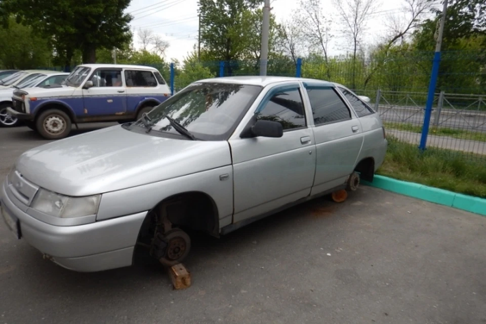 Авто брянская область. Кража колёс с автомобиля. Брянский номер машин.