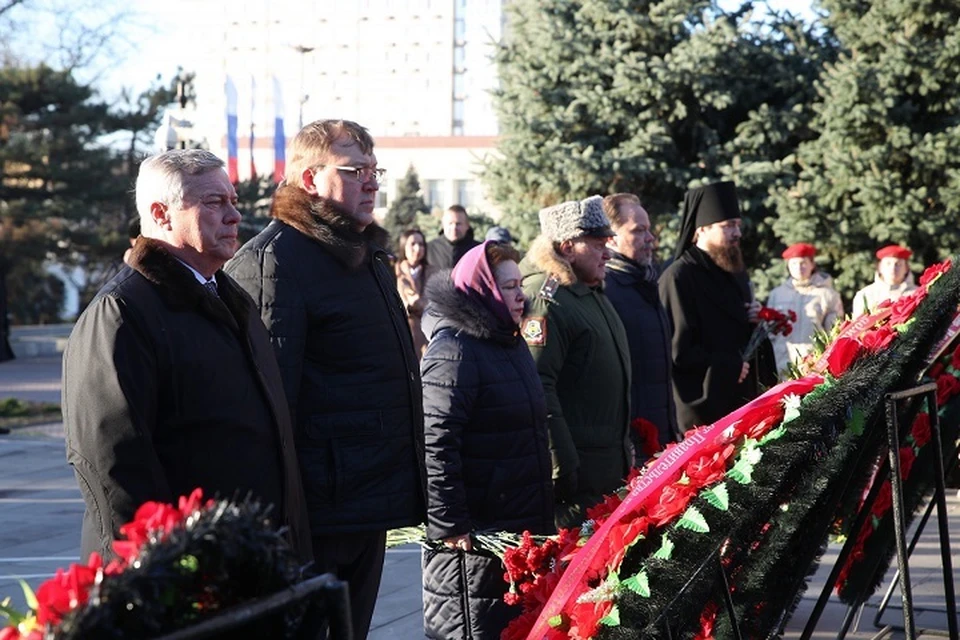 Память погибших защитников донской столицы почтили в сквере имени Фрунзе. Фото: сайт правительства РО