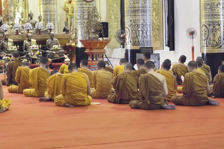 В Таиланде монахи целого монастыря подсели на наркотики