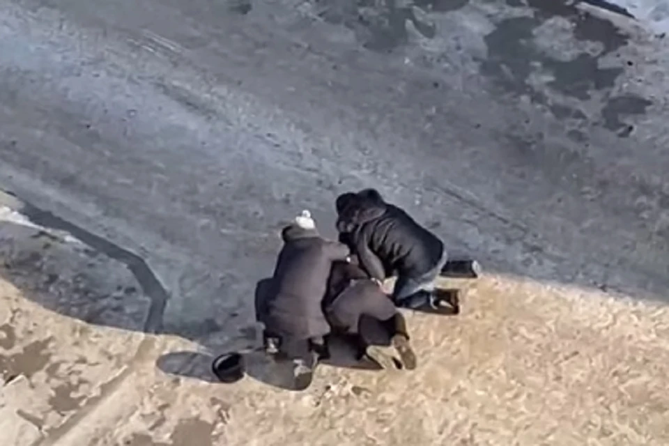 Очевидцы сообщили о жестком задержании участкового в Новосибирске. Фото: "АСТ-54".