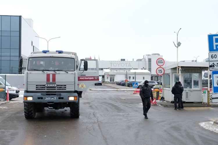 ОМОН оцепил автозавод «Тойота» в Петербурге