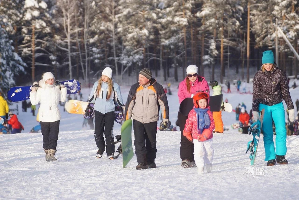 Отправиться кататься на лыжах и сноубордах в выходные можно всей семьей.