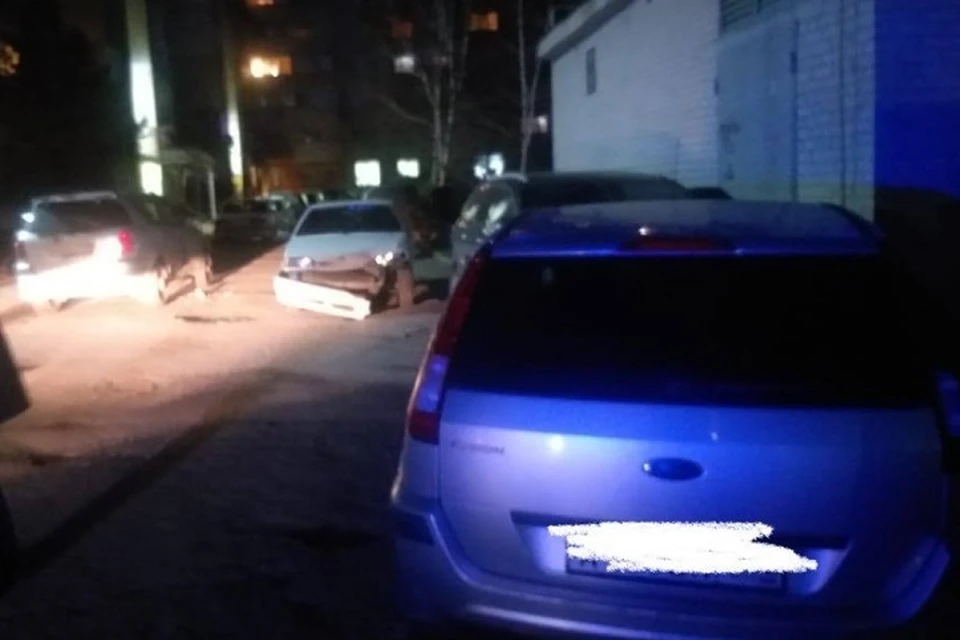 Машины пострадали в дворовом проезде дома на улице Таганрогской. Фото: отдел пропаганды УГИБДД России по РО