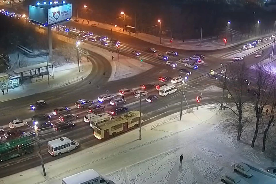 Машинам и автобусам приходится огибать место аварии. Фото: Интерсвязь