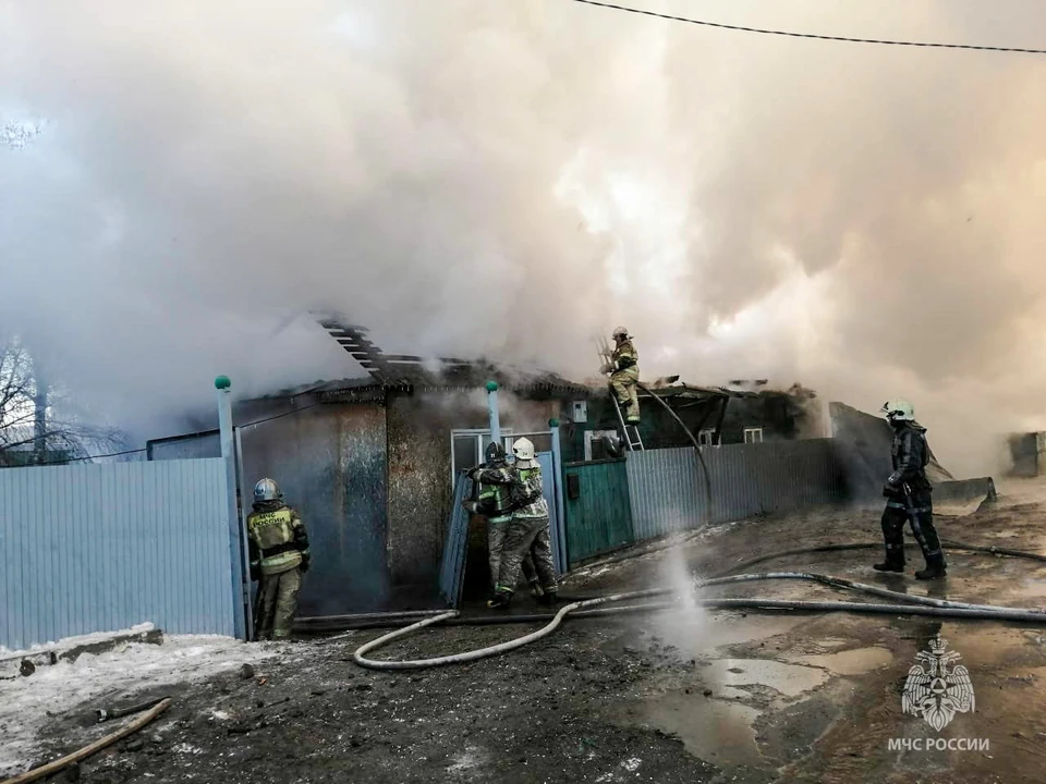 Тушили пожар 12 машин и 56 человек личного состава подразделений МЧС.