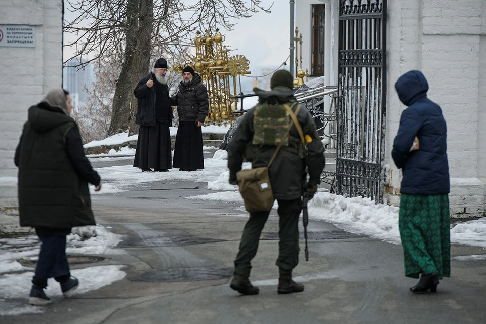 За день до заявления Фриз украинская контрразведка СБУ провела обыски в Киево-Печерской лавре, главном монастыре и духовном центре УПЦ, на сокровища которой давно точат зубы всякого рода раскольники