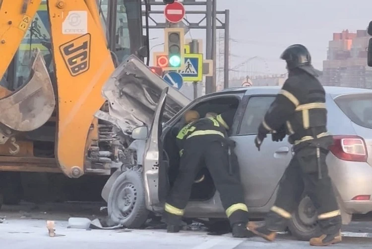 «Мужчине за рулем стало плохо»: водитель «Рено» погиб в ДТП с трактором в Петербурге