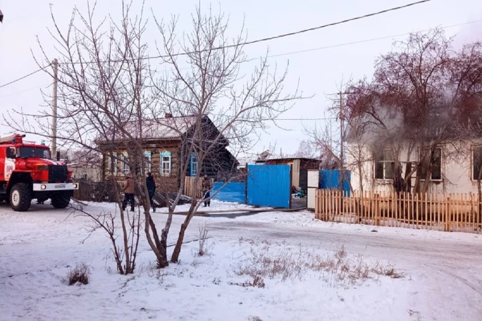 В деревне Буньково под Новосибирском загорелся дом многодетной семьи. Фото: ГУ МЧС НСО.