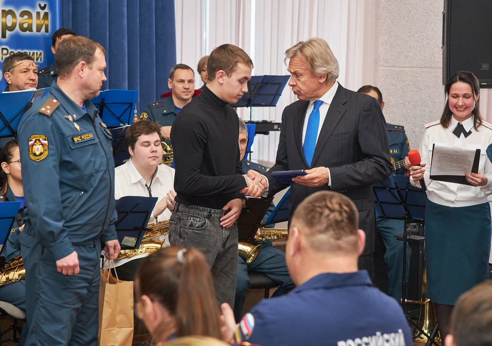 Егору вручил медаль сенатор Совета Федерации Алексей Пушков.
