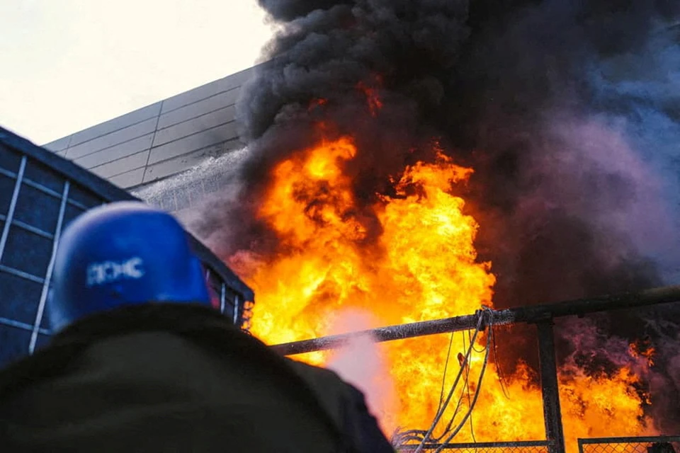 Пожар на объекте энергетической инфраструктуры после попадания российской ракеты.
