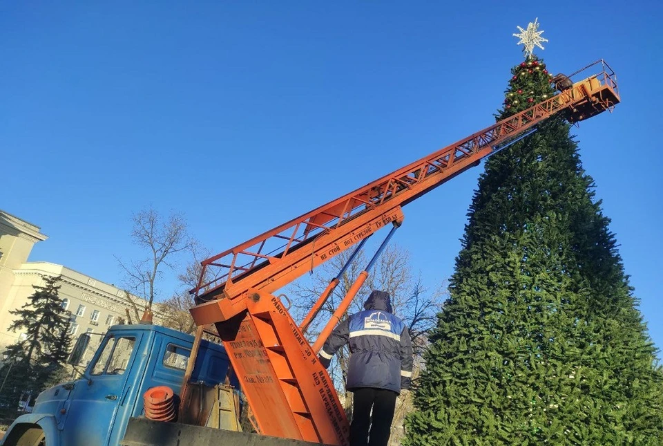 На площади Советов уже украшают установленную здесь новогоднюю ель.
