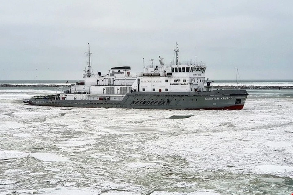Ледокол «Капитан Крутов» в зимнем Азовском море. Фото: сайт администрации Ейского района.