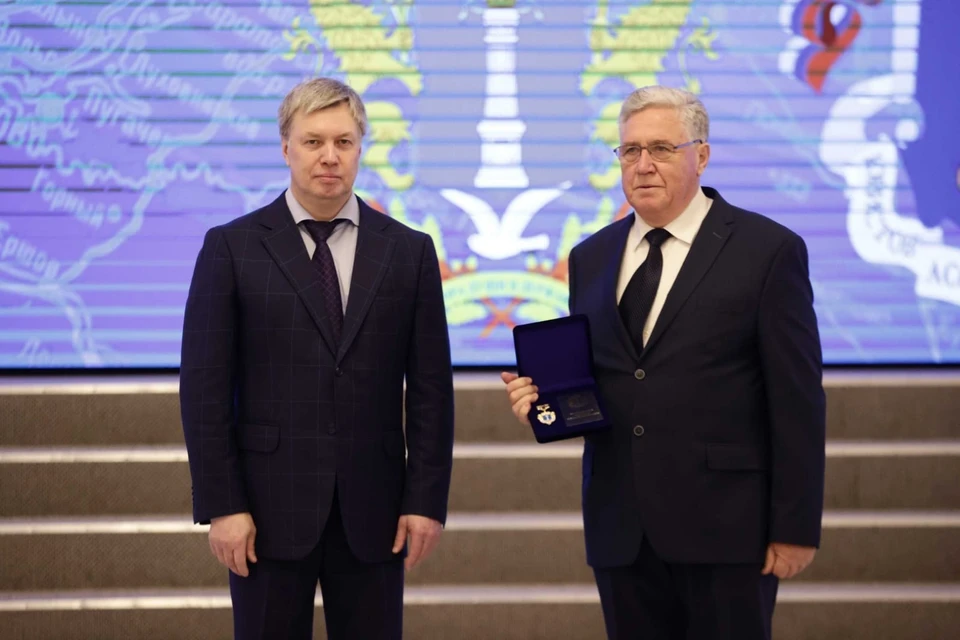 Русских наградил Друзина почетным знаком