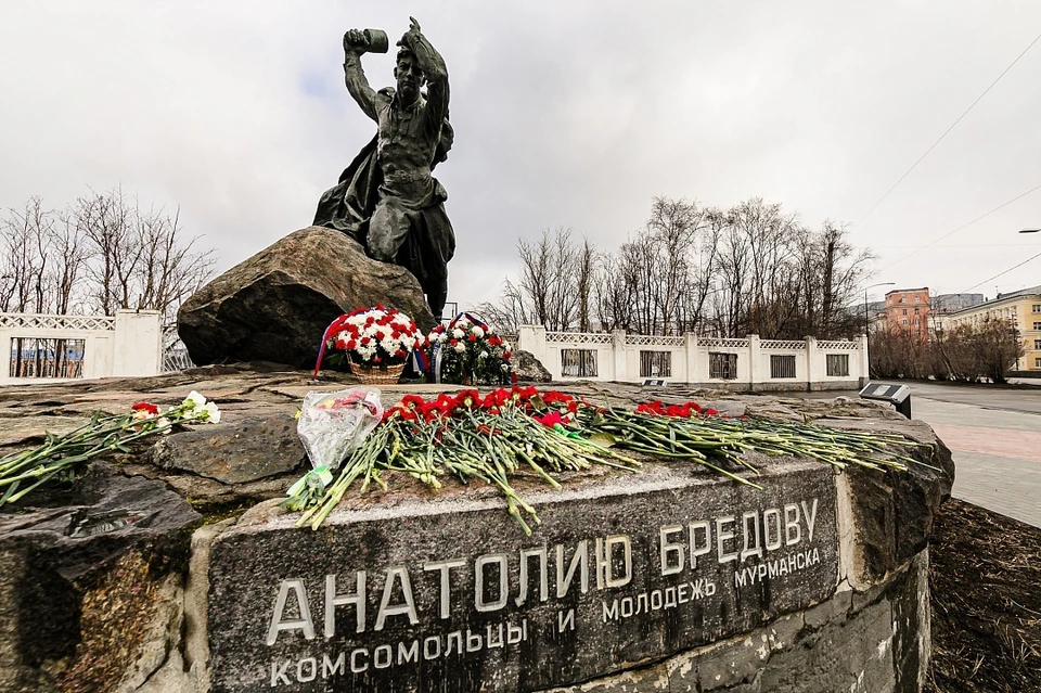 Сведения о памятнике Герою Советского Союза Анатолию Бредову, который расположен в центре Мурманска, появились в Едином государственном реестре недвижимости. Фото: правительство Мурманской области