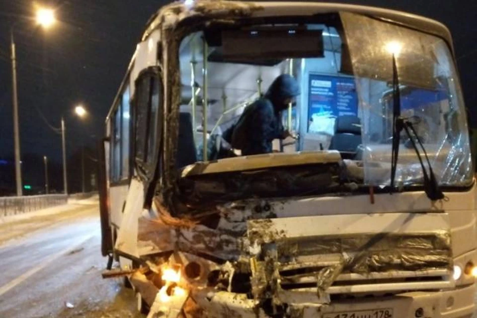 Человек вылетел через лобовое стекло маршрутки во время ДТП