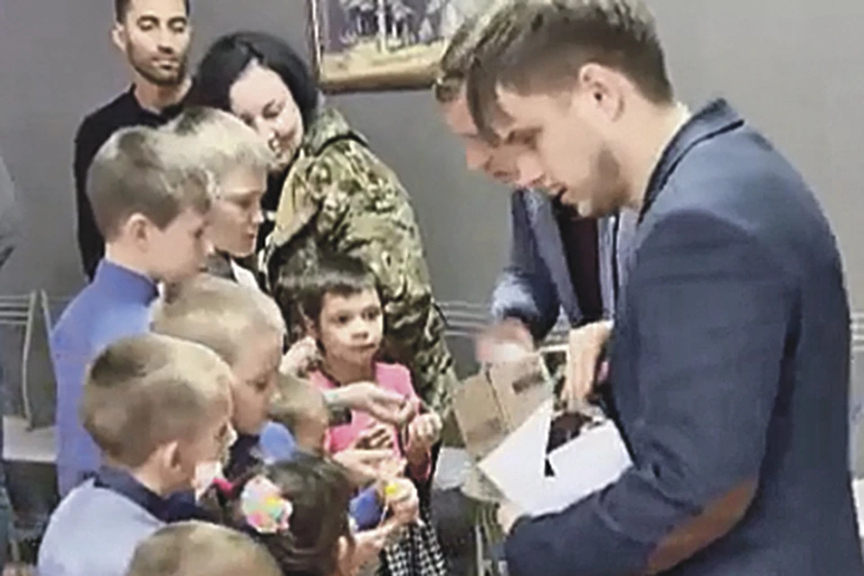 Антон Ткачев посетил детские дома и школу в Донецке.