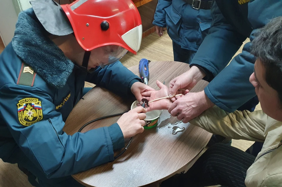 С помощью специальных инструментов палец освободили.