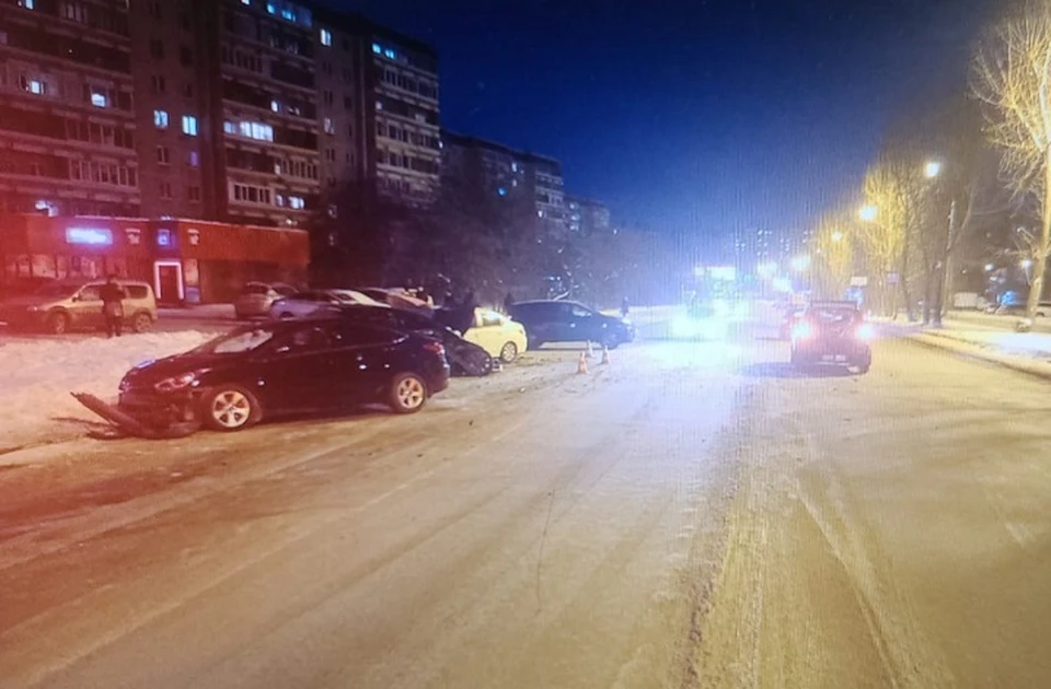 Пьяный мужчина поехал в магазин и устроил массовое ДТП. Фото: отделение пропаганды ГИБДД по Екатеринбургу