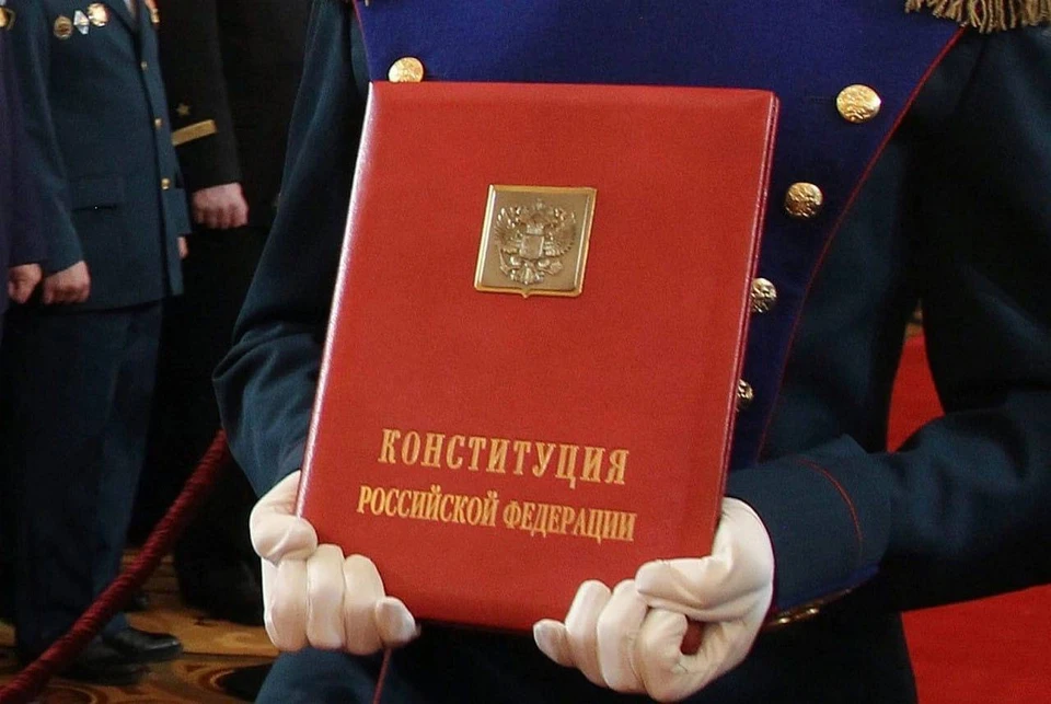 Главный нормативный правовой акт страны был принят всенародным голосованием 12 декабря 1993 года. Фото: ТК Михаил Развожаев.