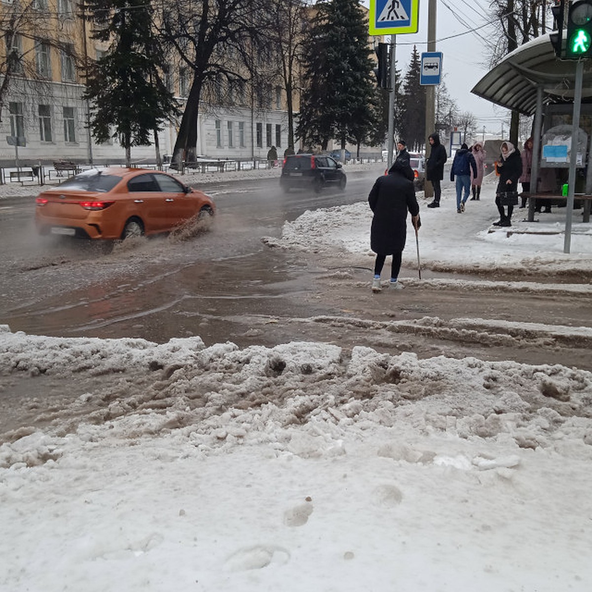 Снежная каша по щиколотку и лёд с крыш: Коммунальщики Твери не справились с  последствиями снегопада, перешедшего в ливень - KP.RU