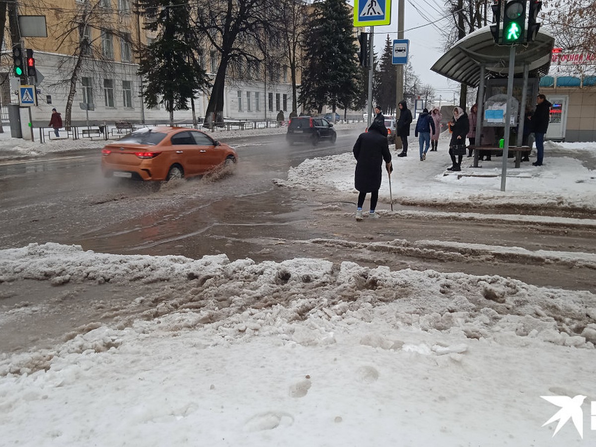 Снежная каша по щиколотку и лёд с крыш: Коммунальщики Твери не справились с  последствиями снегопада, перешедшего в ливень - KP.RU