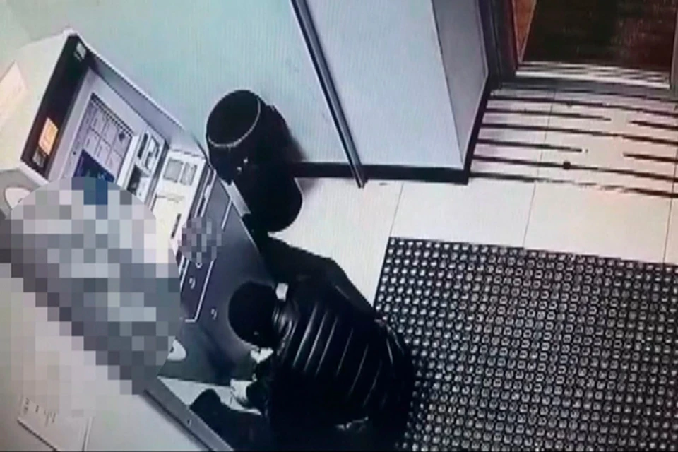 Злоумышленник усердно пытался вскрыть банкомат