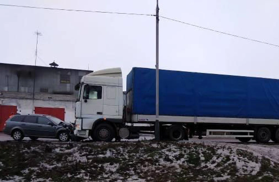 Женщина влетела в стоящую на обочине фуру