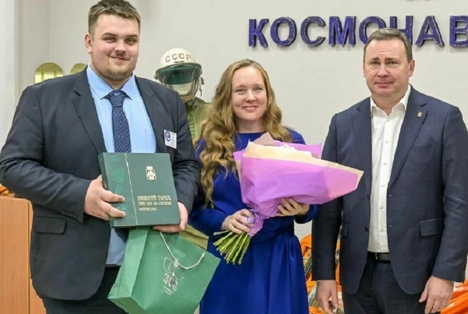 Владислав Пинаев лично поздравил победителя конкурса. Фото: пресс-служба администрации Нижнего Тагила