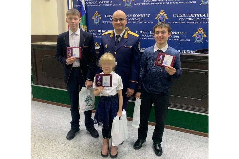 Первоклассницу из Иркутской области наградили медалью за спасение подруги от насильника