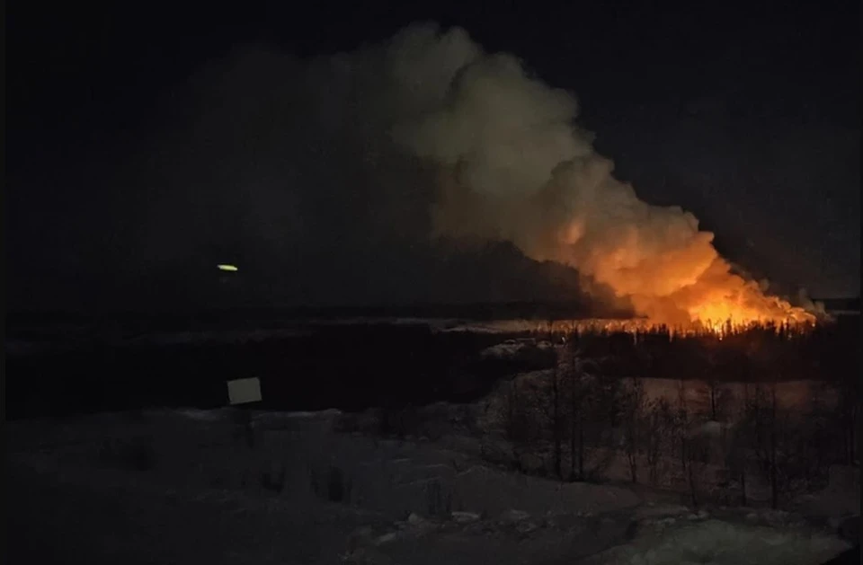 Фото: паблик «Лабытнанги Info». Горящая свалка в декабре 2021 года.