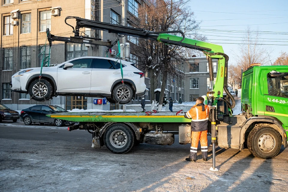 Автовладельцам придется заплатить и за нарушение правил парковки, и за вызов эвакуатора. Фото: admkirov.ru