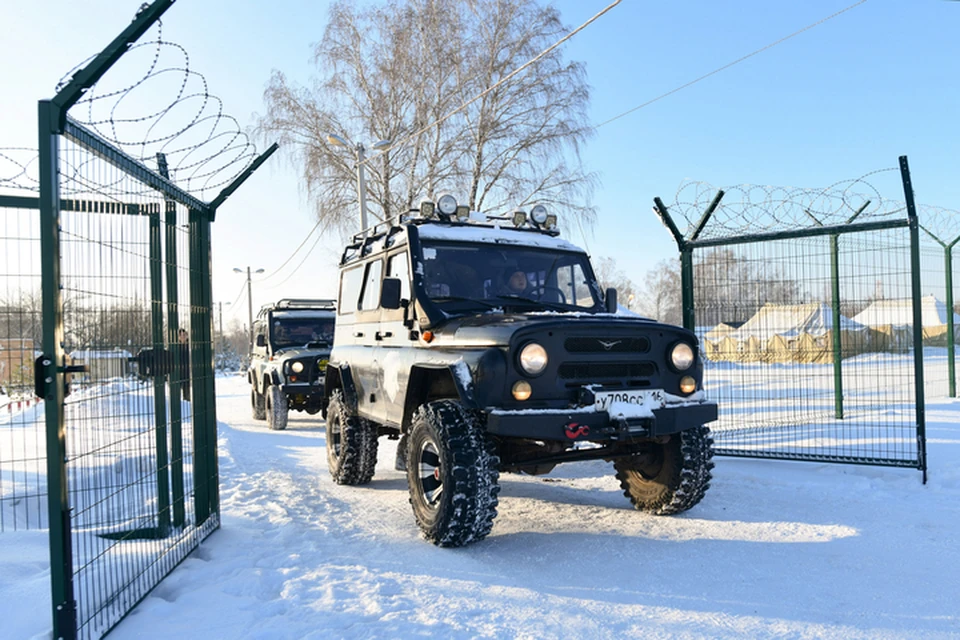 Ключи от машин военнослужащим вручил руководитель Аппарата Исполкома Казани Булат Алеев. Фото: Денис Гордийко