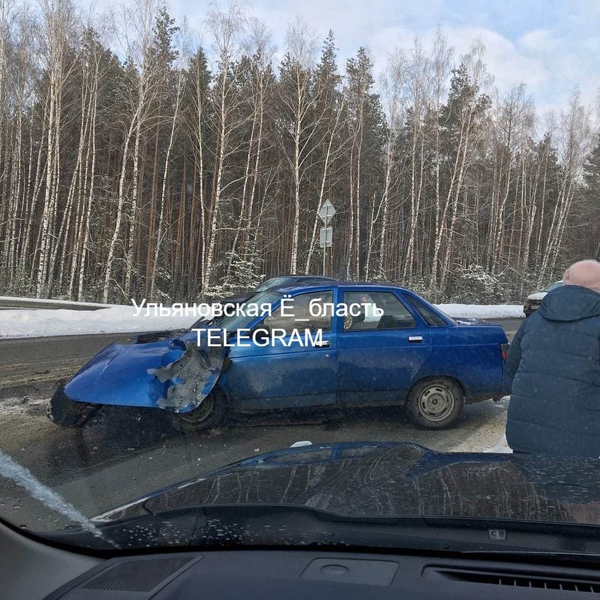 15 декабря на Сельдинском шоссе водитель ВАЗа не справился с управлением и  столкнулся с грузовиком - KP.RU